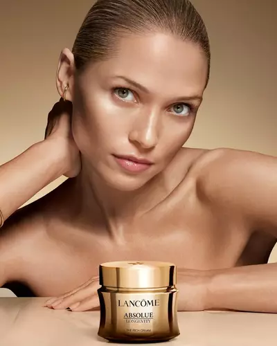 Modell mit Absolue Longevity Rich Cream ausgestellt.