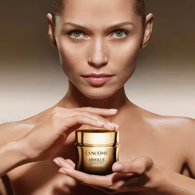 Model mit Absolue Longevity Rich Cream in der Hand