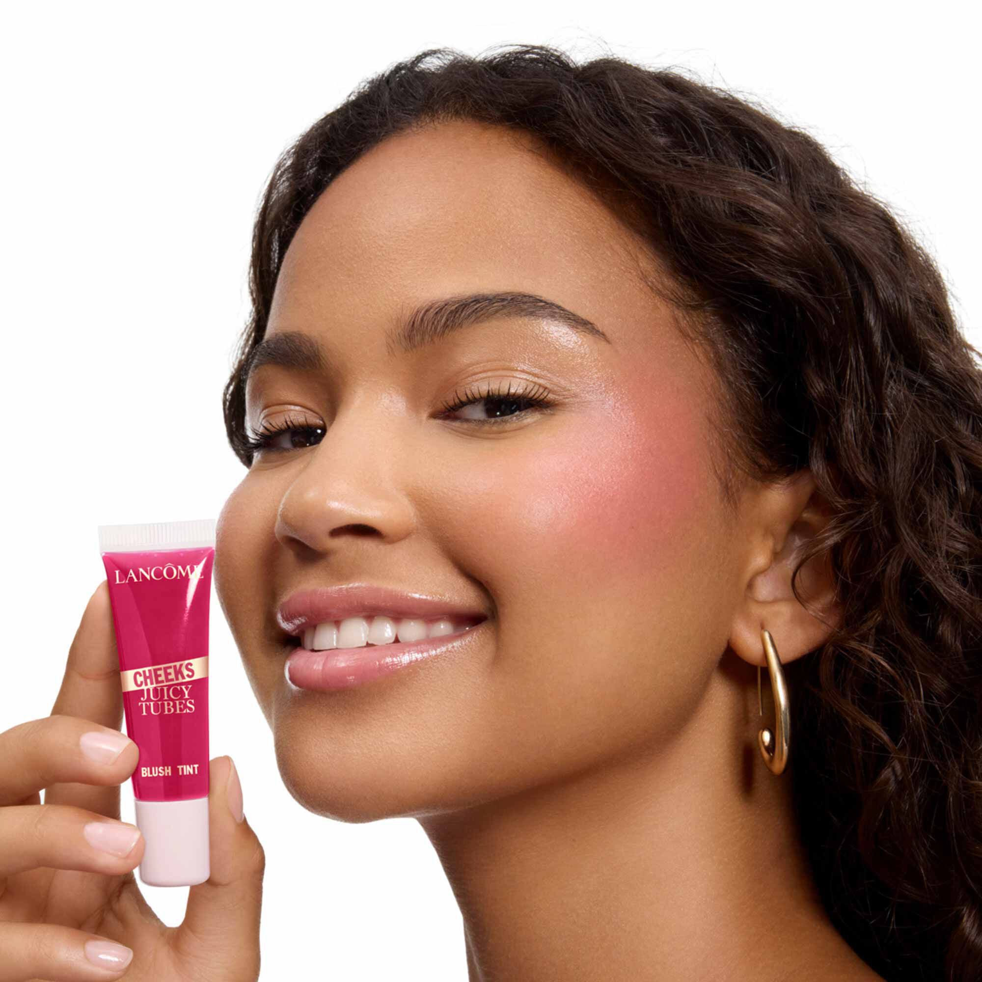 Lachelndes Model mit strahlend rosa Wangenrote.