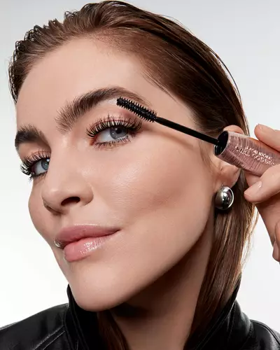 Model mit Mascara