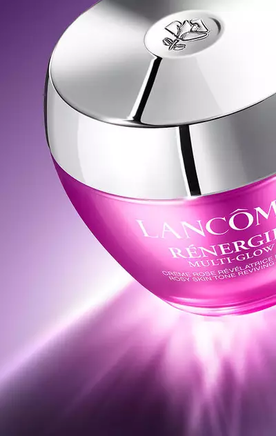 Nahaufnahme der Renergie Multi-Glow Cream auf lilafarbenem Hintergrund