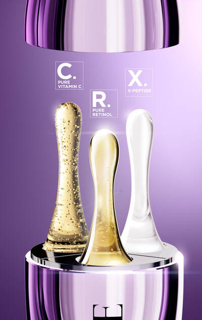 Nahaufnahme der Wirkstoffe des Renergie C.R.x. Triple Serum Retinol : Pures Vitamin C, pures Retinol und X-Peptid in getrennten Kammern