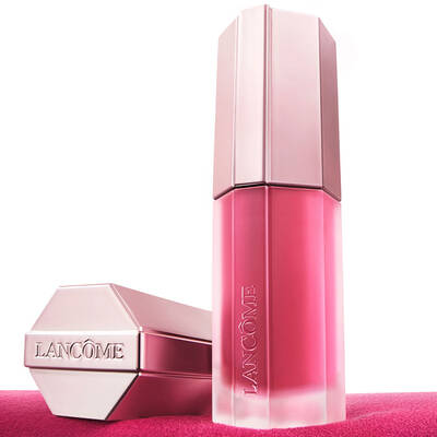 Nahaufnahme von der Lancome Lip Idole Cuddleblur Produktverpackung in Rosegold und Rosa.