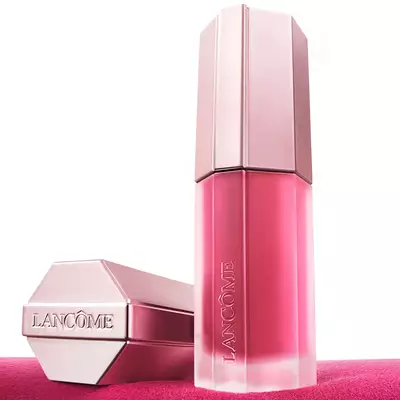 Nahaufnahme von der Lancome Lip Idole Cuddleblur Produktverpackung in Rosegold und Rosa.