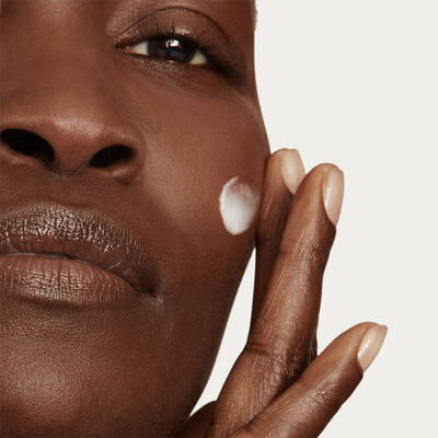 Nahaufnahme des Models mit Nutrix Cream