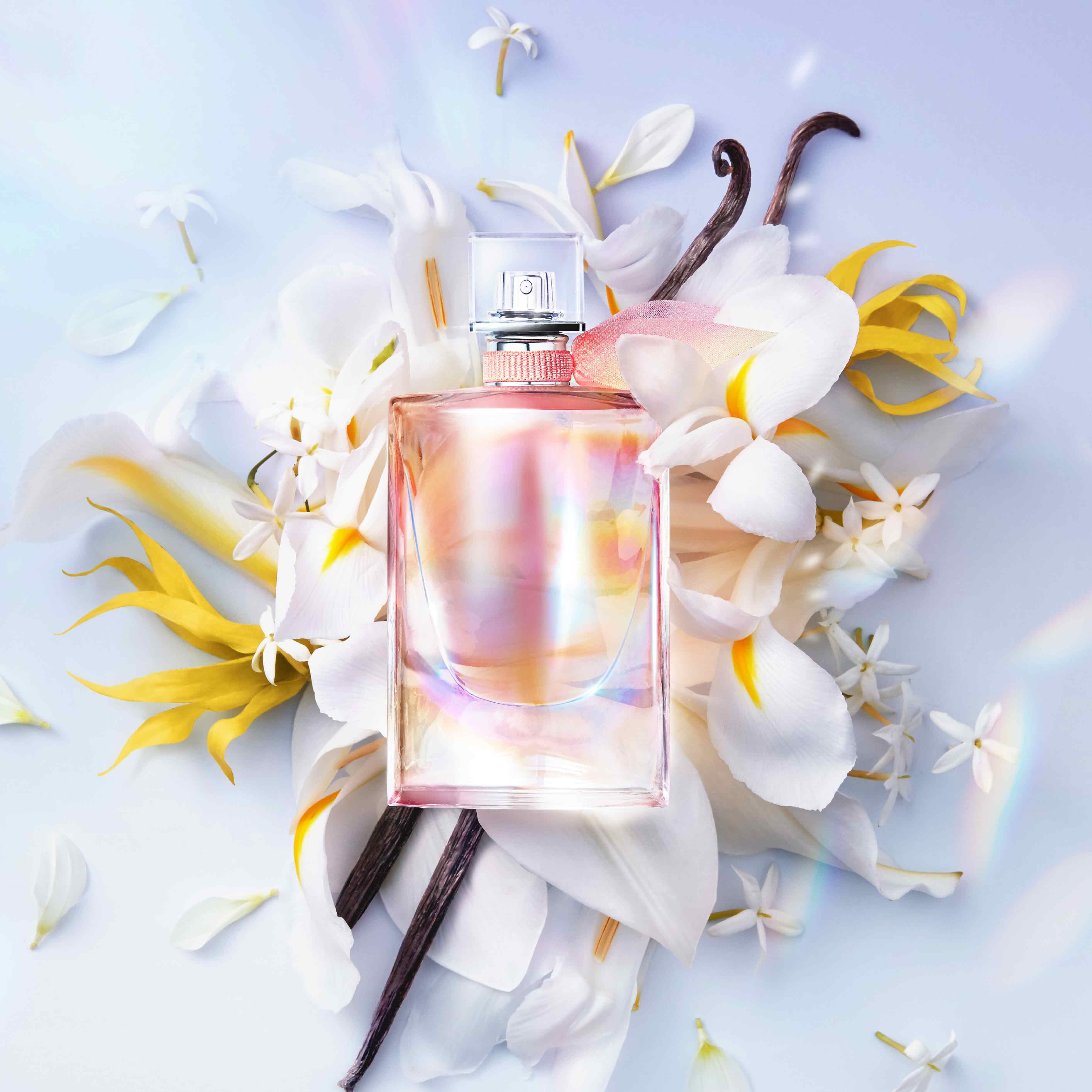 LA VIE EST BELLE SOLEIL CRISTAL EAU DE PARFUM auf blumigem Untergrund