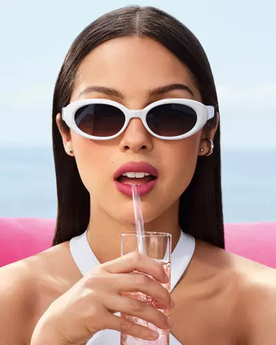 Olivia Rodrigo tragt ein weiße Sonnenbrille und einen mauvefarbenen Lippenlook.