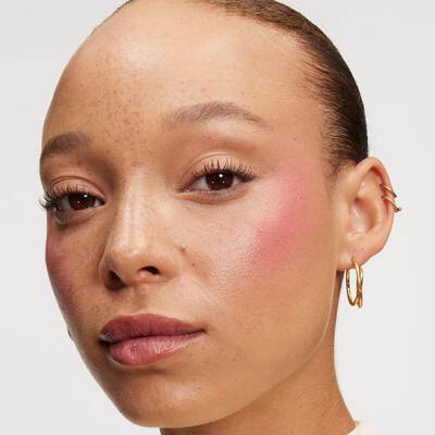 Model tragt den Highlighter
