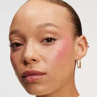 Model tragt den Highlighter