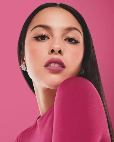 Olivia Rodrigo tragt L'Absolu Rouge Drama Matte