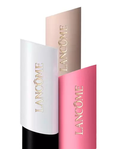 Gestuftes Arrangement aus drei Lancome Teint Idole Shape Stick Foundation, Highlighter und Rouge in Weiß, Beige und Rosa.