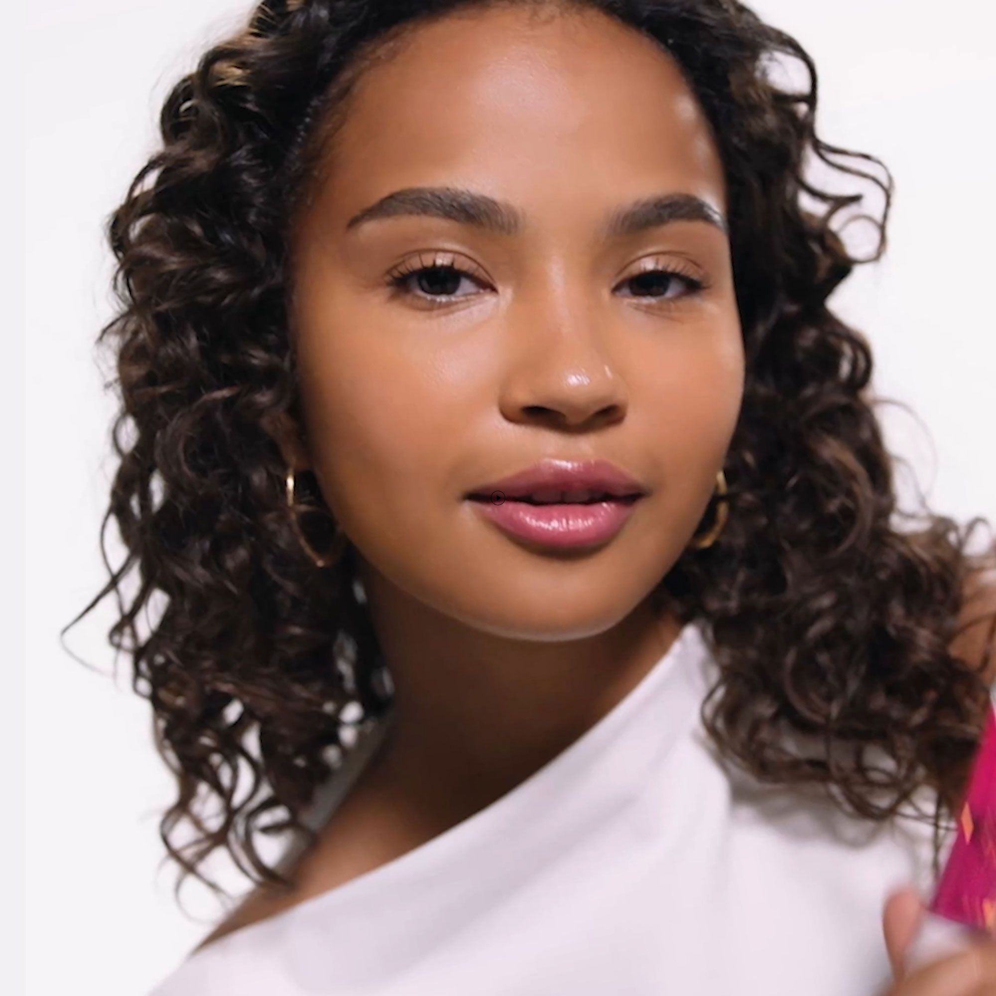 Anwendungsanleitung mit einem Model mit lockigem Haar.