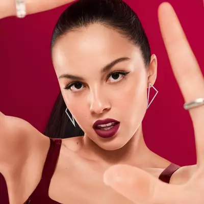 Olivia Rodrigo tragt L'Absolu Rouge Drama Matte