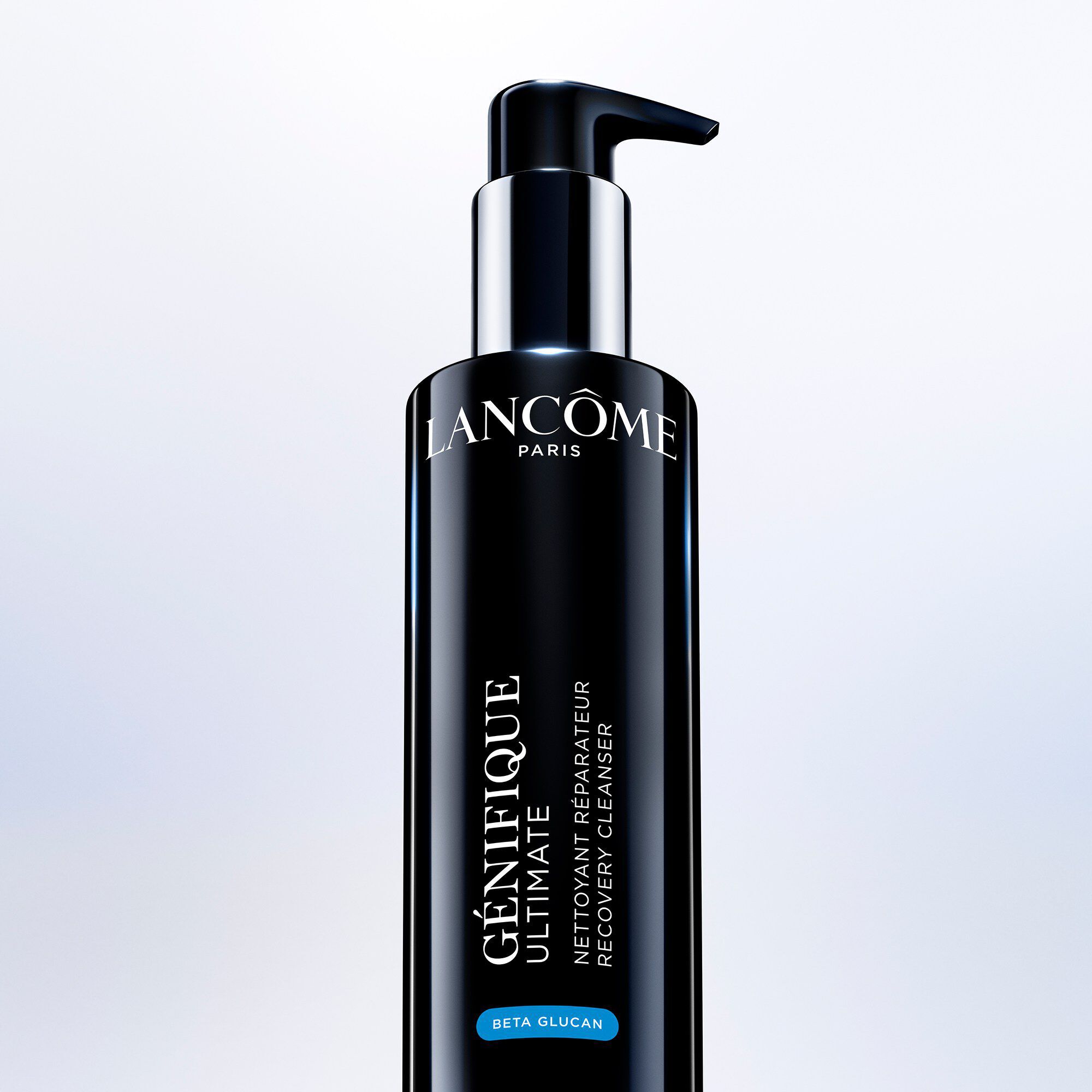 Bild vom Genifique Ultimate Cleanser vor einem blauen Hintergrund