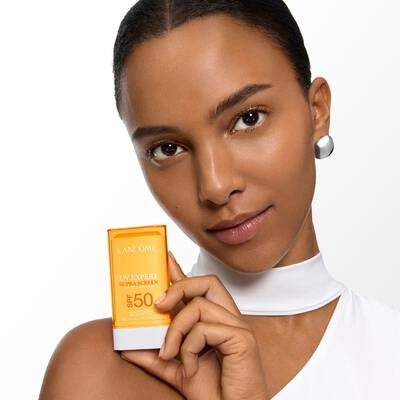 MODELL HALT DEN SUPRA SCREEN SUN STICK auf Schulterhohe