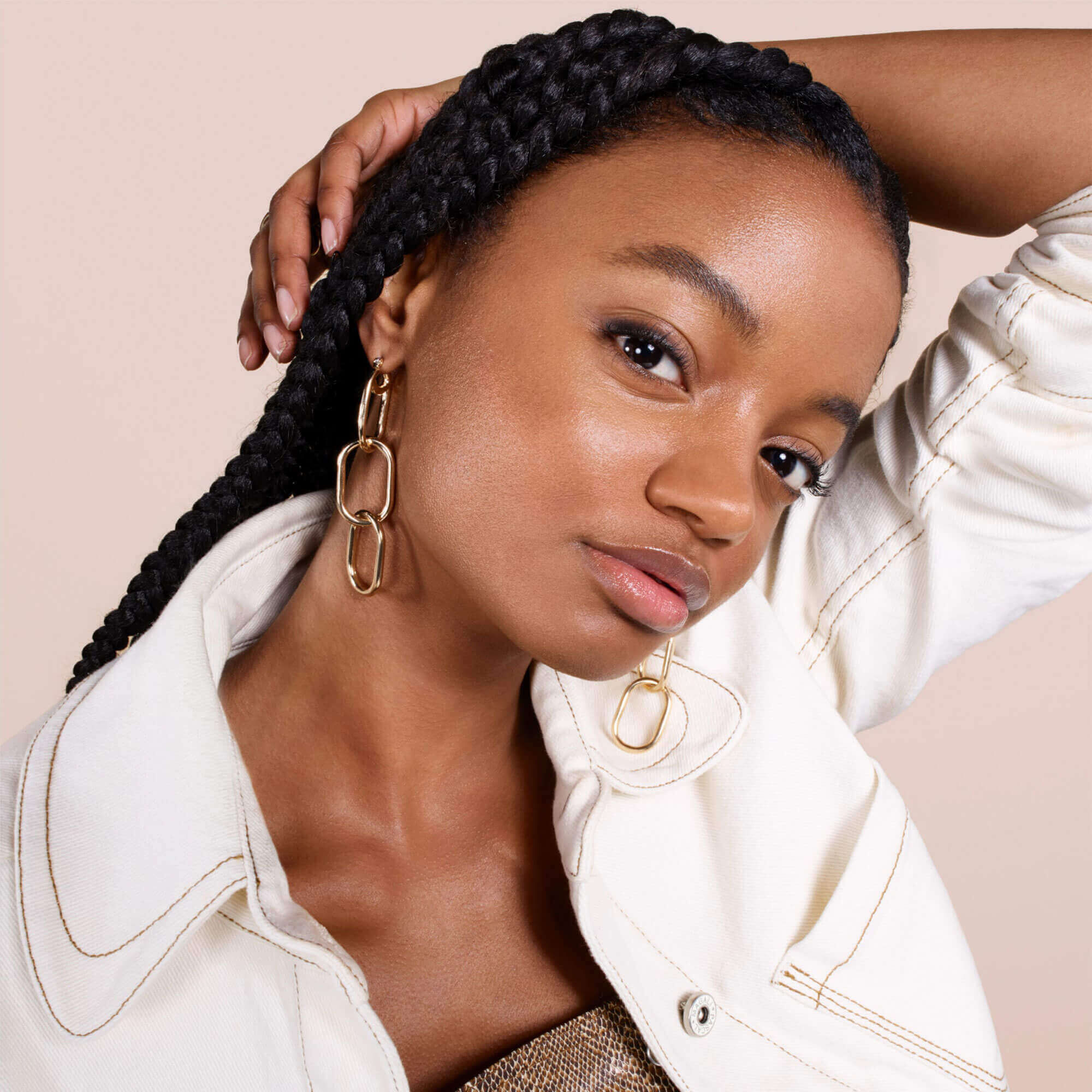 TEINT IDOLE ULTRA WEAR CARE & GLOW FOUNDATION Frau mit aufgetragener Foundation