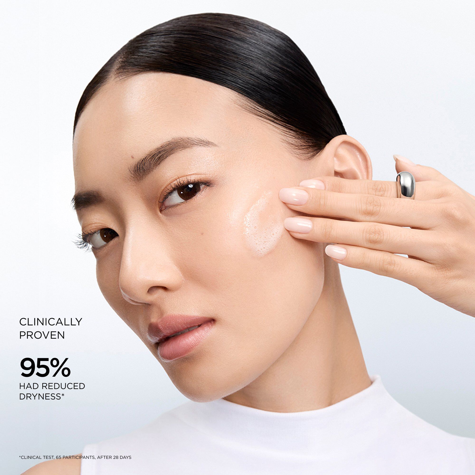 Model, welches den Cleanser auf den Wangen anwendet