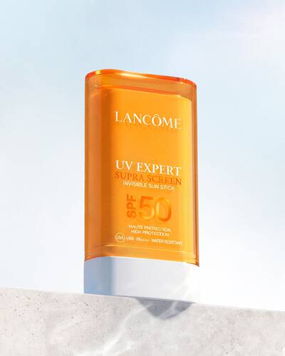 Lifestyle-Packbild von UV EXPERT SUPRA SCREEN INVISIBLE SUN STICK SPF 50