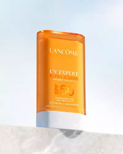 Lifestyle-Packbild von UV EXPERT SUPRA SCREEN INVISIBLE SUN STICK SPF 50