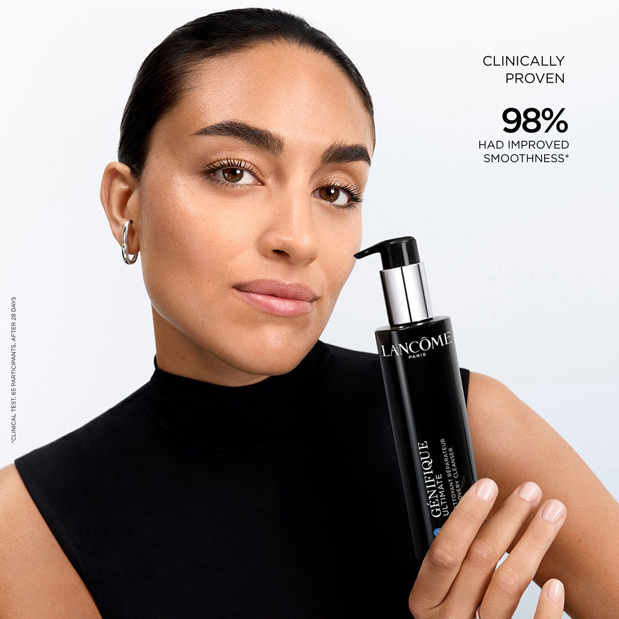 Model, welches den Genifique Ultimate Cleanser in der Hand halt