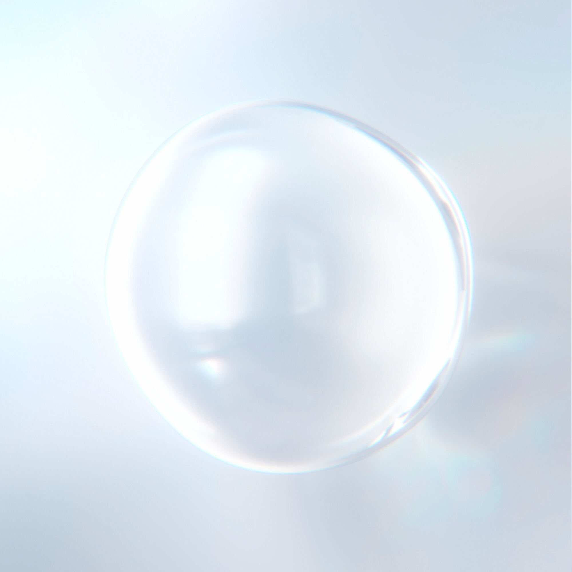 Detailaufnahme der Creme-Serum-Textur auf hellem, schimmerndem Hintergrund, symbolisierend die leichte Formulierung der UV Expert Supra Screen SPF 50+ 