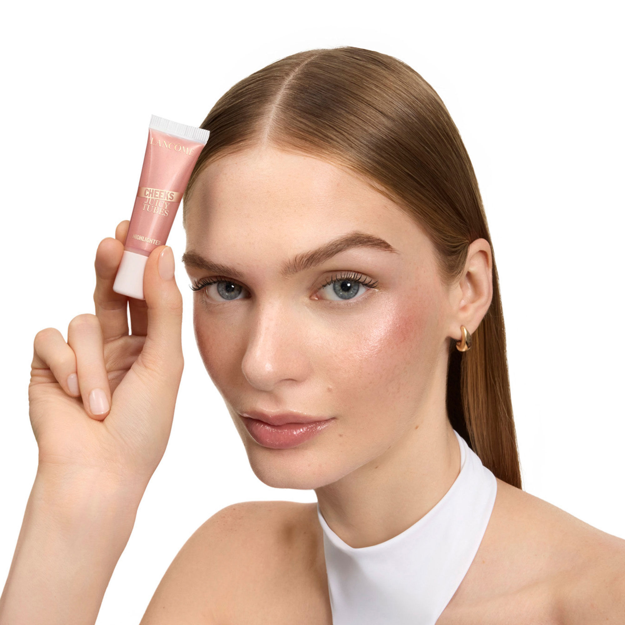 Model mit heller Haut und zeigt ein leuchtendes Highlighter-Finish.