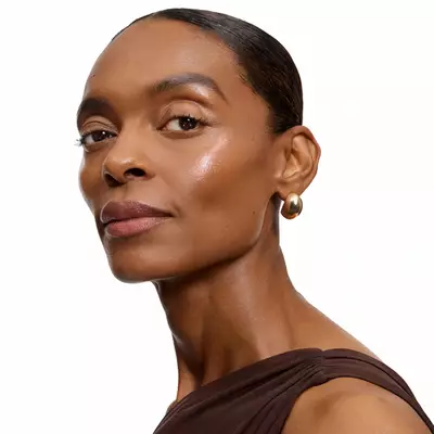 Model tragt den Highlighter