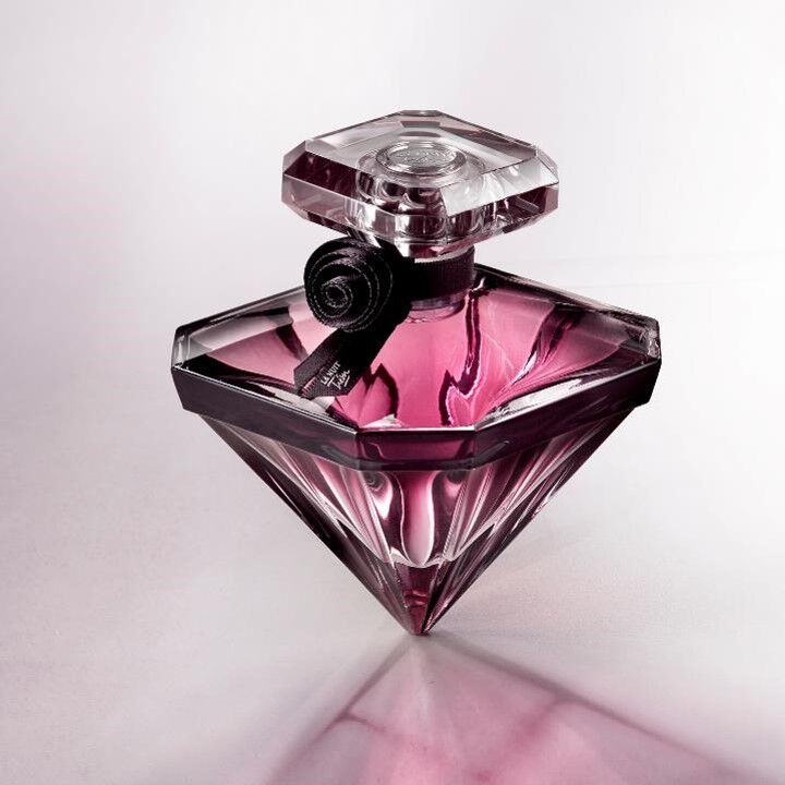 La Nuit Tresor Parfum mit heller Rose und Lychee
