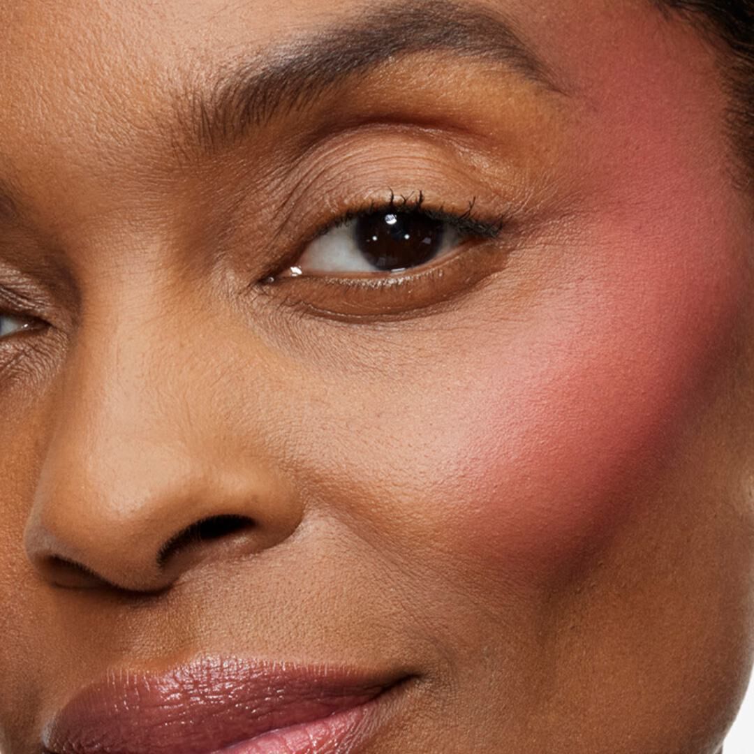 Blush auf den Wangen aufgetragen