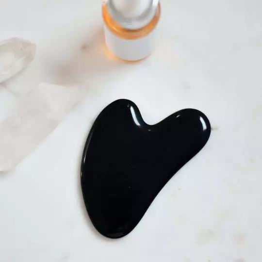 Ein schwarzes Gua Sha-Stein