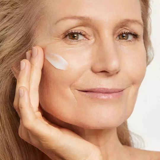 altere Frau, Creme im Gesicht
