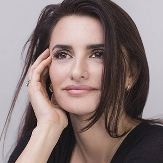 Penelope Cruz beruhrt ihr Gesicht an der Seite mit der Hand