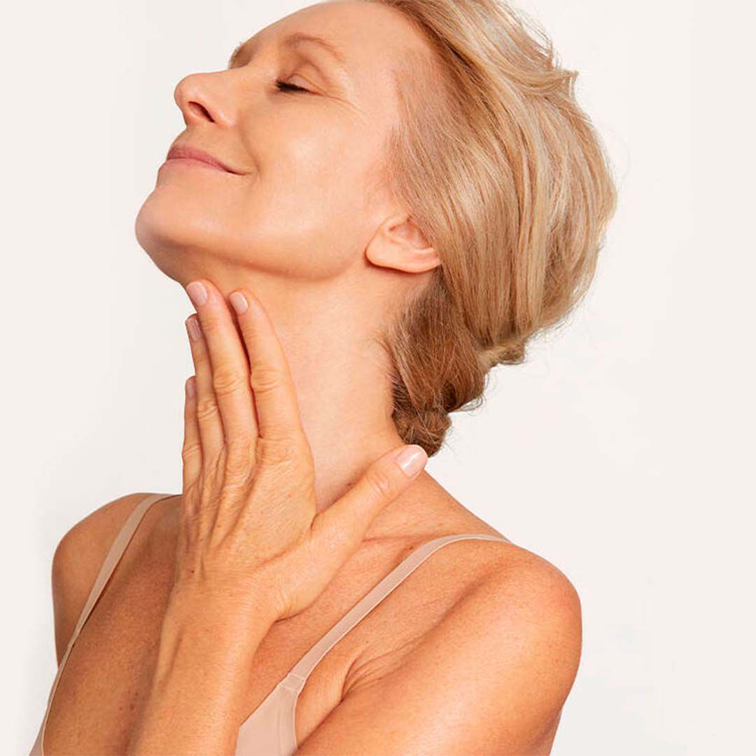 Frau Cremet sich Wange ein