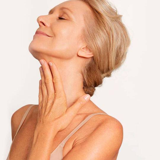 Frau Cremet sich Wange ein