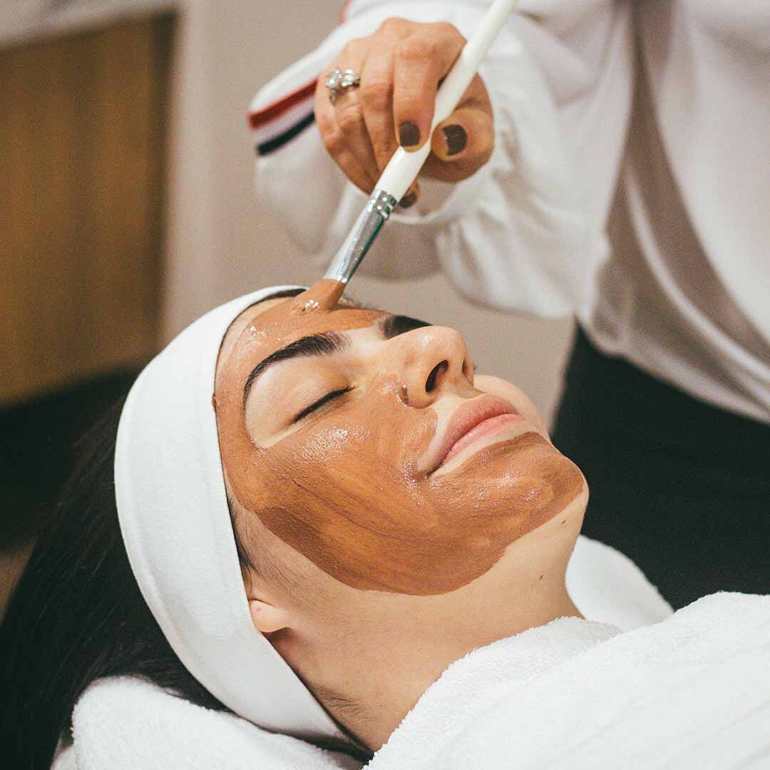 Frau mit Geischtsmaske