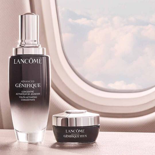 Genifique im Flugzeug