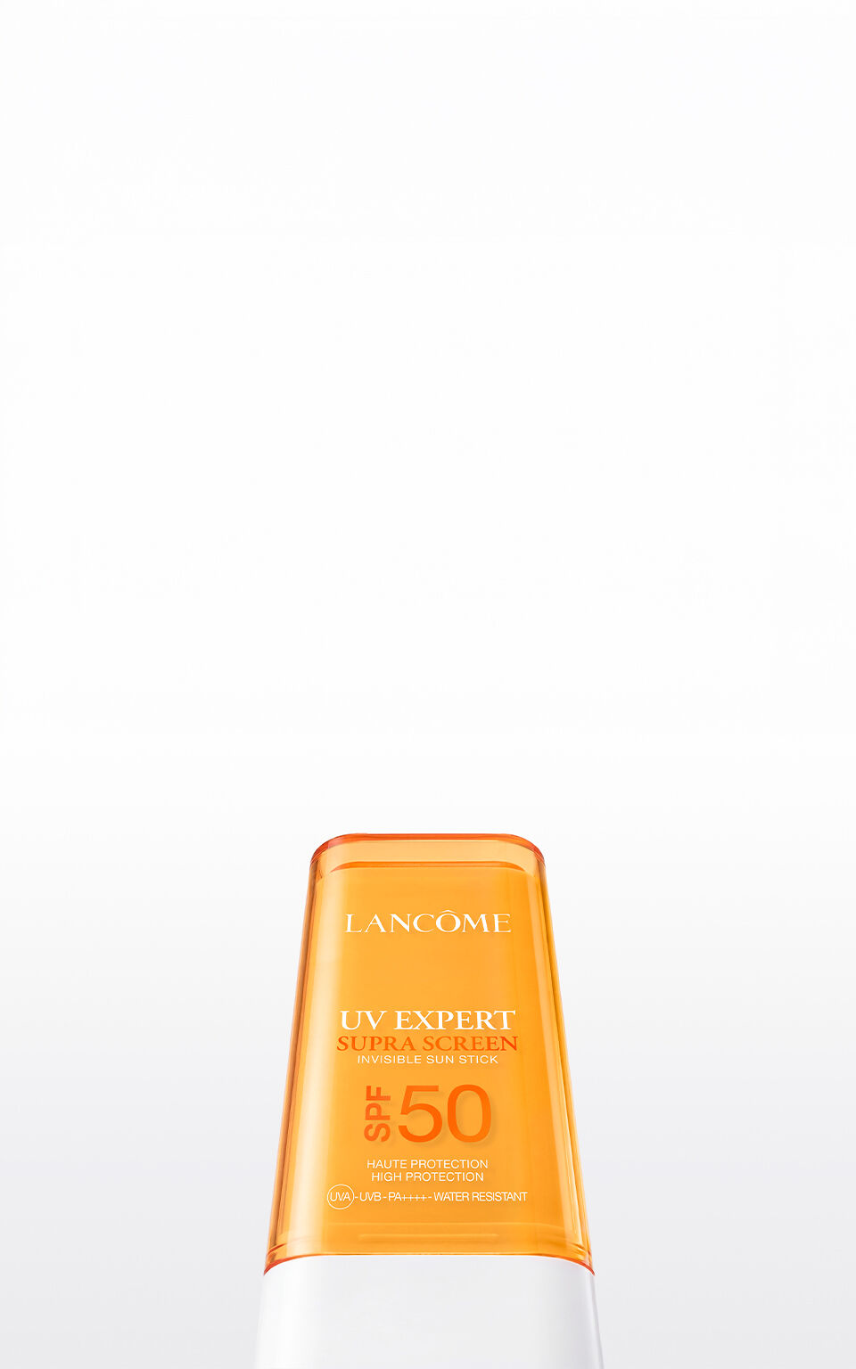 Flakon des Lancome-Parfum 'La Vie Est Belle Very Cherry" vor einer glanzenden roten Kirsche auf der rechten Seite, mit freiem hellrosa