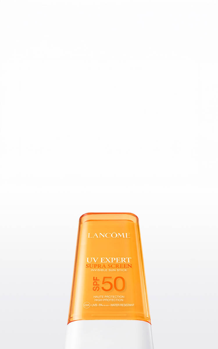 Flakon des Lancome-Parfum 'La Vie Est Belle Very Cherry" vor einer glanzenden roten Kirsche auf der rechten Seite, mit freiem hellrosa