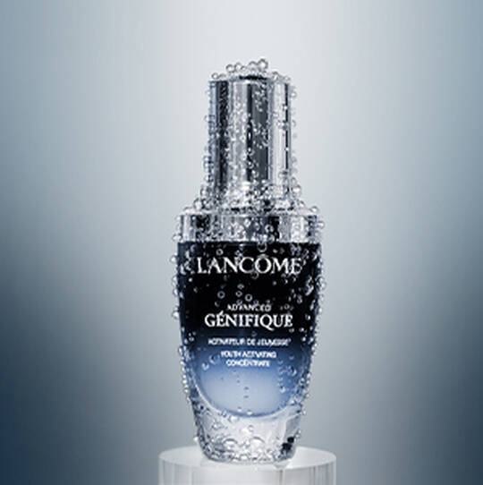Advanced Genifique Serum mit Wassertropfen darauf