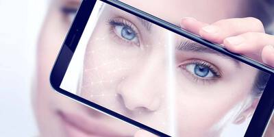 Frau testet den e-Youth Finder auf dem Smartphone