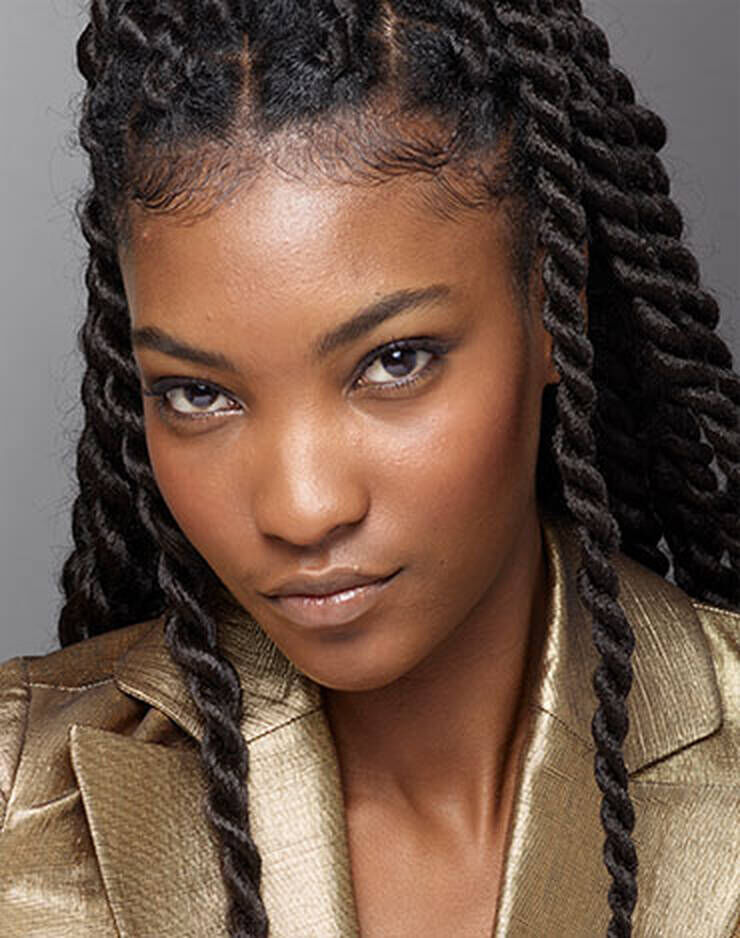 Eine Frau mit dunklen Haaren und einem leichten rosa, roten oder blaulichen Hautton