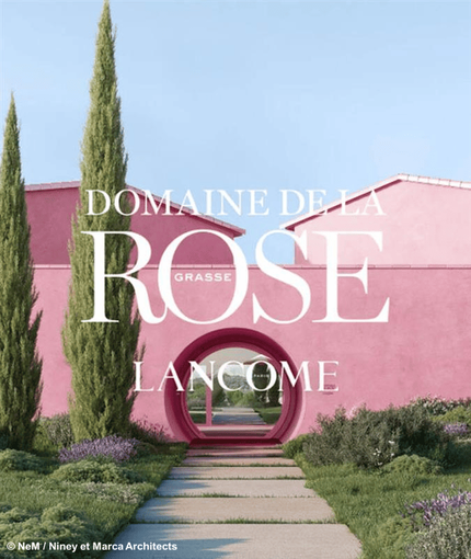 Ein modernes, pinkes Gebaude umgeben von grunen Landschaften und Baumen, mit dem Schriftzug "DOMAINE DE LA ROSE" und "LANCOME PARIS" in der Mitte.