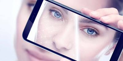 Frau nutzt e-Youth Finder am Smartphone
