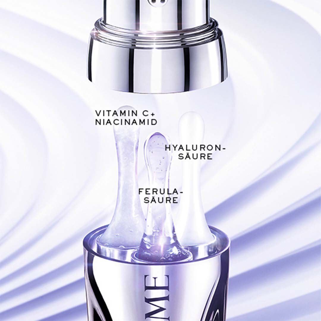 Frau schaut in die Kamera