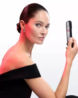 Lancome-Beauty-Visuell, eine Frau halt ein Handy in der Hand