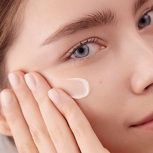 Advanced Genifique Serum und Renergie Multi Lift Creme liegen auf einem Tablett auf dem Tisch
