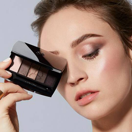 Model, die eine Hypnose Lidschatten-Palette vor dem Auge halt