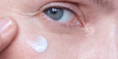 Augenfalte wird mit Hyaluron-Creme behandelt