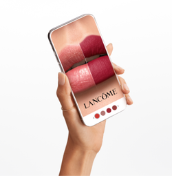 Eine Hand halt ein Smartphone, auf dem verschiedene Lippenstiftfarben von Lancome angezeigt werden.
