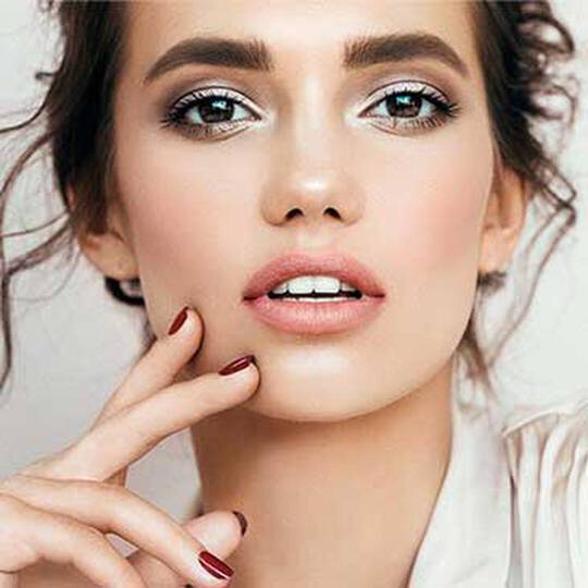 Dekoratives Bild einer Frau, die den Blick nach vorne richtet und Augen-Make-up tragt